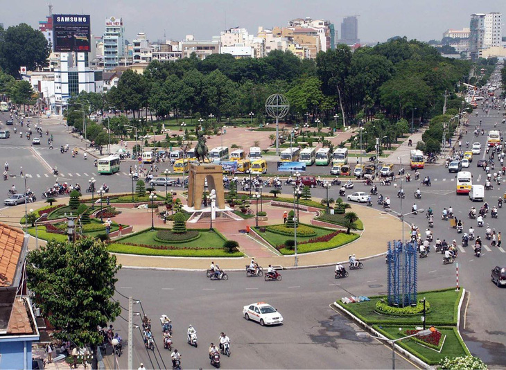 TP.HCM phục dựng tượng vua Lê Lợi, đúc mới tượng cụ Trần Nguyên Hãn- Ảnh 1. Toàn cảnh bùng binh Quách Thị Trang trước chợ Bến Thành, quận 1, TP.HCM (ảnh chụp ngày 12-7-2004). TP đang lên kế hoạch đặt tượng cụ Trần Nguyên Hãn về lại chỗ cũ - Ảnh: NGUYỄN CÔNG THÀNH