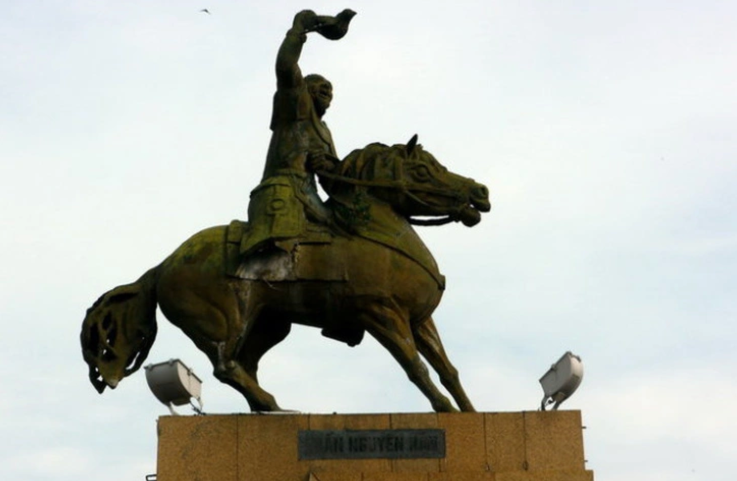 Tượng đài Trần Nguyên Hãn lúc chưa di dời - Ảnh: NGUYỄN CÔNG THÀNH Tượng đài Trần Nguyên Hãn lúc chưa di dời - Ảnh: NGUYỄN CÔNG THÀNH