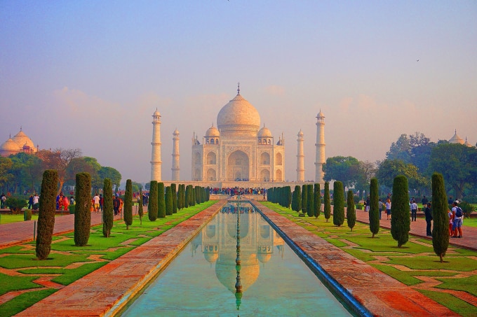 Taj Mahal trong những tia nắng đầu ngày, có thể thấy kiến trúc tương xứng đặc biệt.