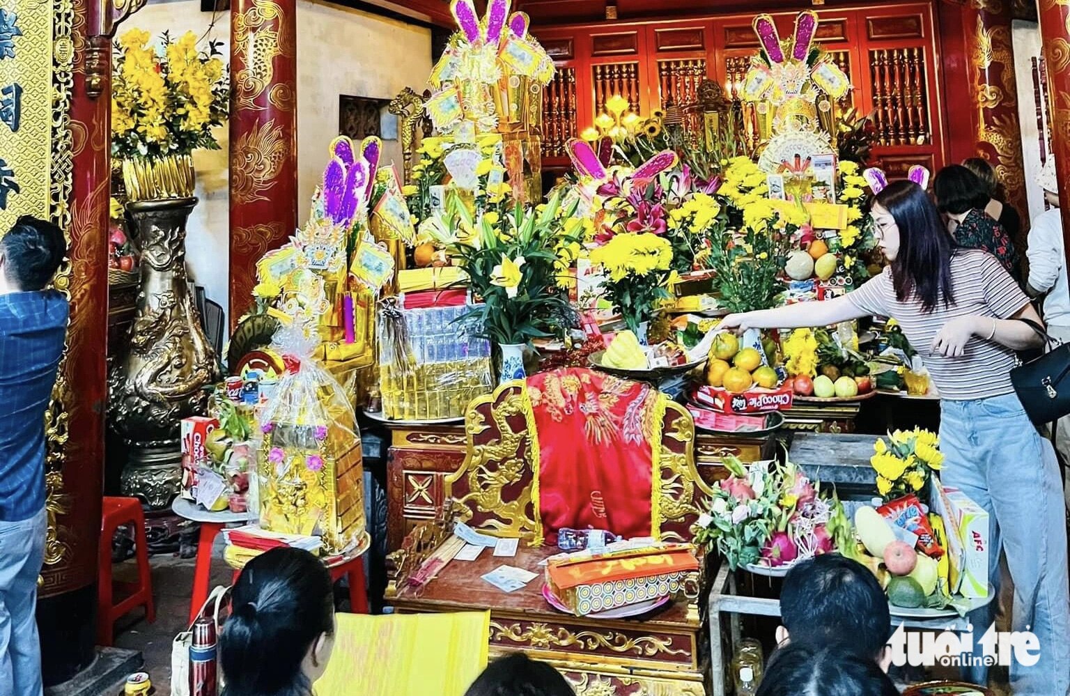 Người dân đặt lễ vào đền Ông Hoàng Mười ở huyện Hưng Nguyên, Nghệ An - Ảnh: DOÃN HÒA