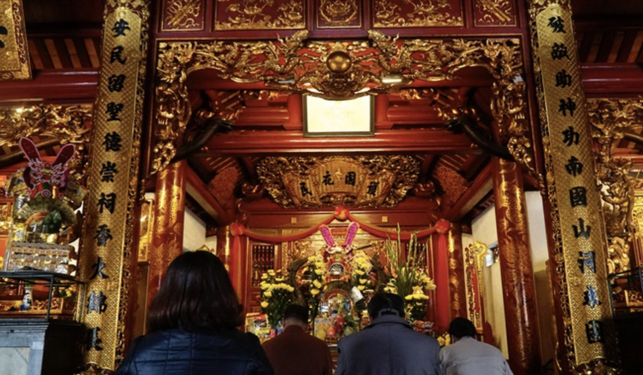 Vụ nghi biển thủ tiền công đức ở đền ông Hoàng Mười: Tạm đình chỉ 2 người- Ảnh 1. Vụ nghi biển thủ tiền công đức ở đền ông Hoàng Mười: Tạm đình chỉ 2 người- Ảnh 1.