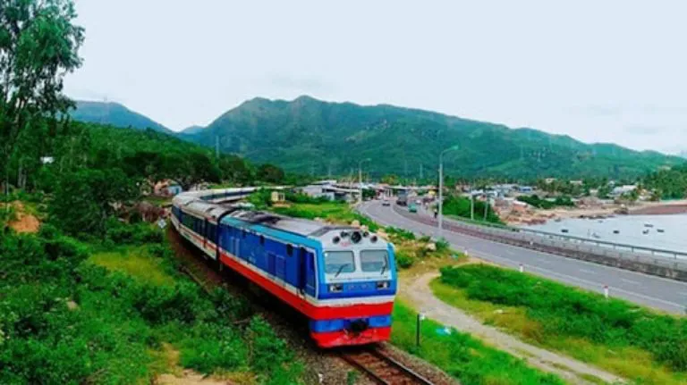 Tăng tàu khách tuyến Bắc - Nam, đường sắt giảm giá tới 30%- Ảnh 1. Tăng tàu khách tuyến Bắc - Nam, đường sắt giảm giá tới 30%- Ảnh 1.