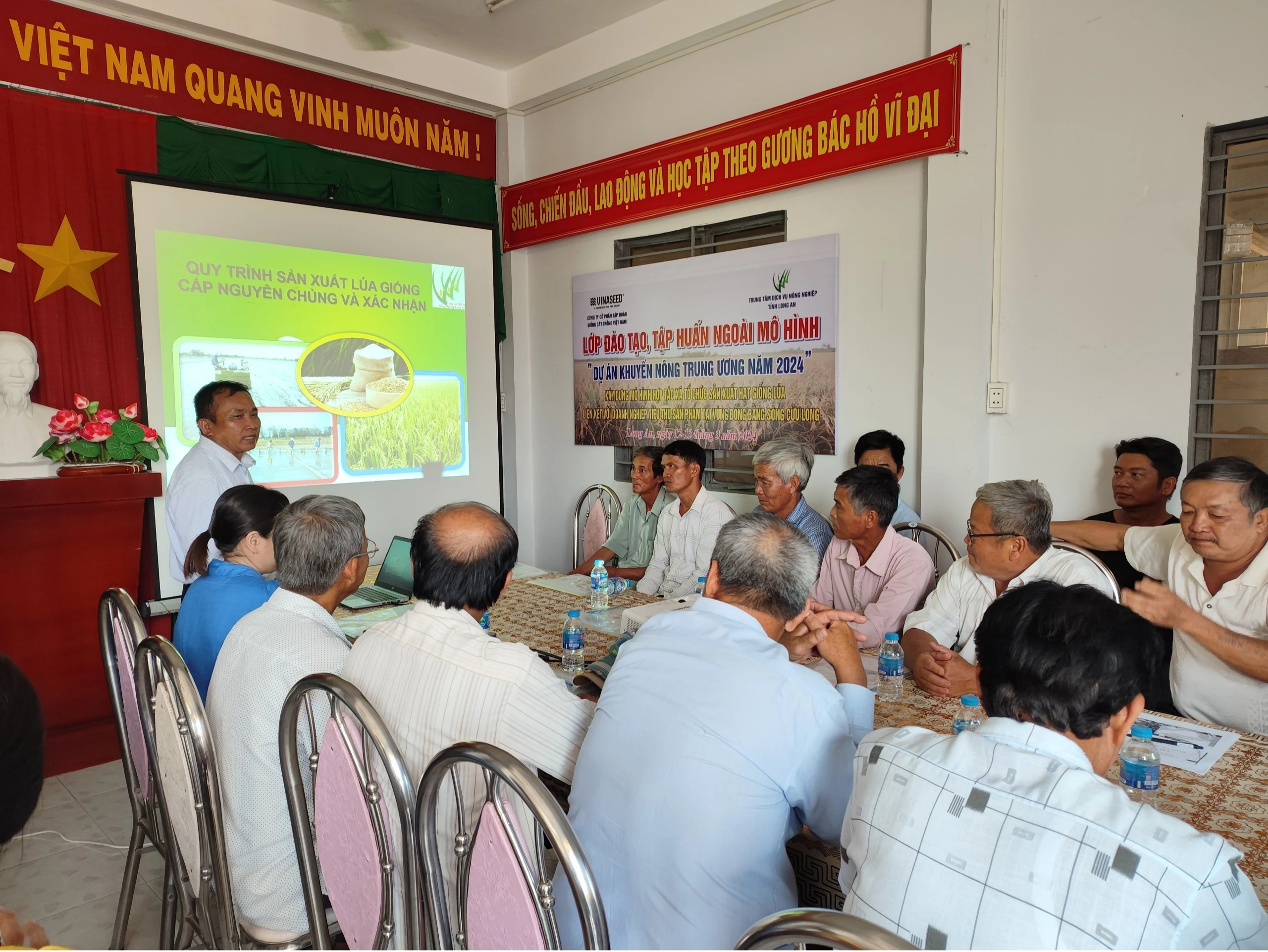 Long An: Tập huấn kỹ thuật sản xuất hạt giống lúa cho nông dân- Ảnh 3. Long An: Tập huấn kỹ thuật sản xuất hạt giống lúa cho nông dân- Ảnh 3.