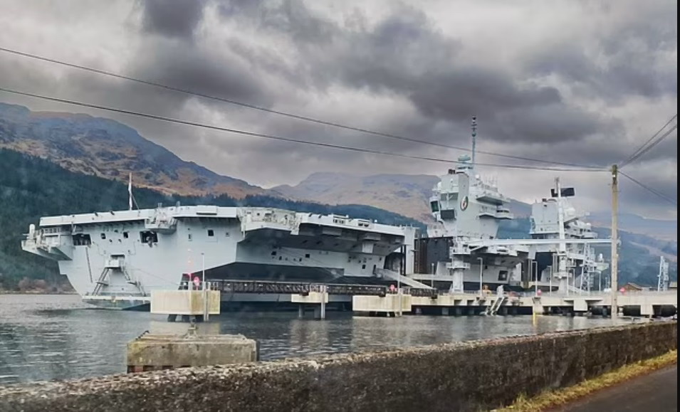 Tàu sân bay Anh HMS Queen Elizabeth 3 tỉ bảng bị cháy- Ảnh 1. Tàu sân bay Anh HMS Queen Elizabeth 3 tỉ bảng bị cháy- Ảnh 1.