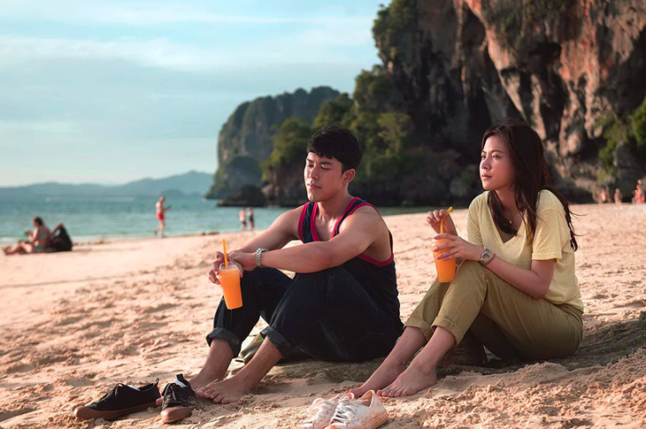 Gink (vai Pimchanok Leuwisetpaiboon, phải,) và Palm (Naphat Siangsomboon) trong phim Friend Zone, một bộ phim chiếu rạp nổi tiếng của Thái - Ảnh: IMDb Gink (vai Pimchanok Leuwisetpaiboon, phải,) và Palm (Naphat Siangsomboon) trong phim Friend Zone, một bộ phim chiếu rạp nổi tiếng của Thái - Ảnh: IMDb