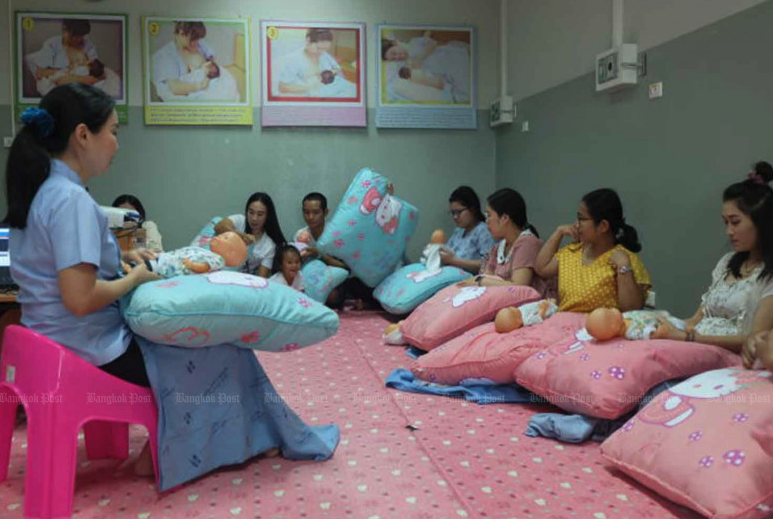 Một chuyên gia y tế đào tạo các bà mẹ tương lai ở tỉnh Khon Kaen, Thái Lan vào năm 2019 - Ảnh: BANGKOK POST Một chuyên gia y tế đào tạo các bà mẹ tương lai ở tỉnh Khon Kaen, Thái Lan vào năm 2019 - Ảnh: BANGKOK POST