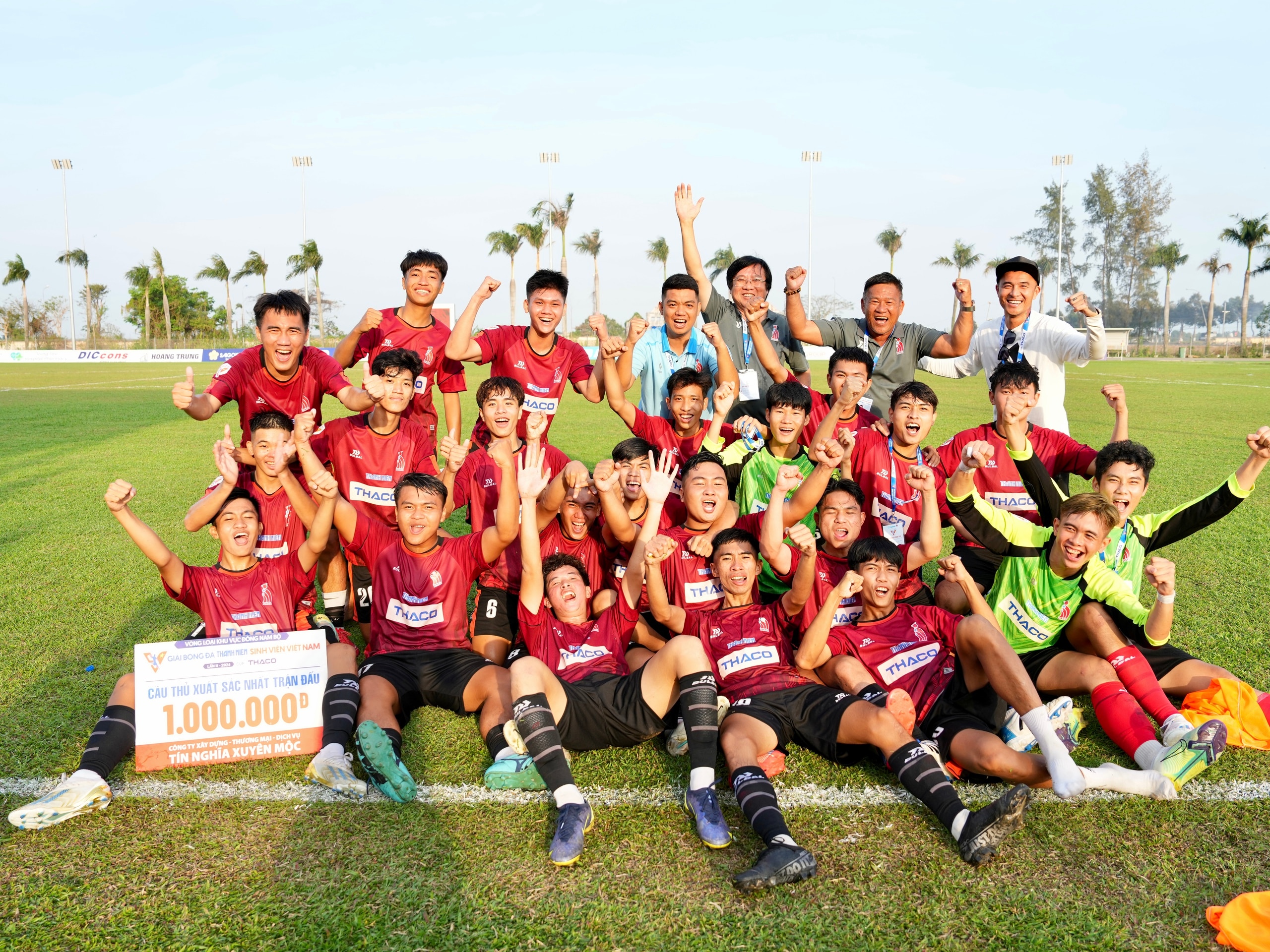 Đội bóng Trường ĐHCN Đồng Nai vỡ òa với tấm vé dự VCK giải TNSV THACO Cup 2024