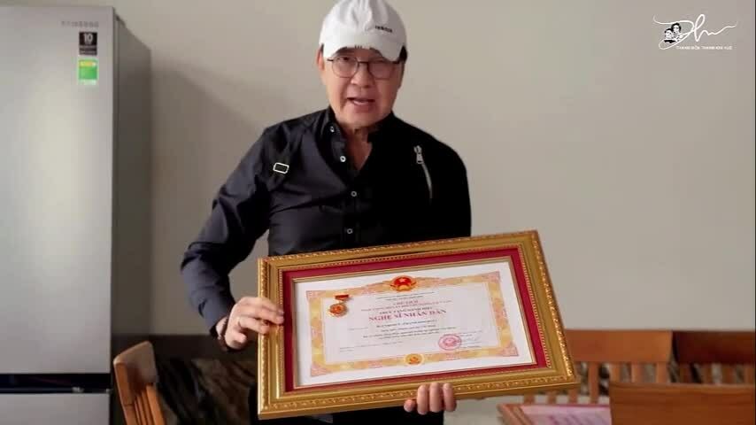Thanh Điền mang danh hiệu NSND lên mộ Thanh Kim Huệ