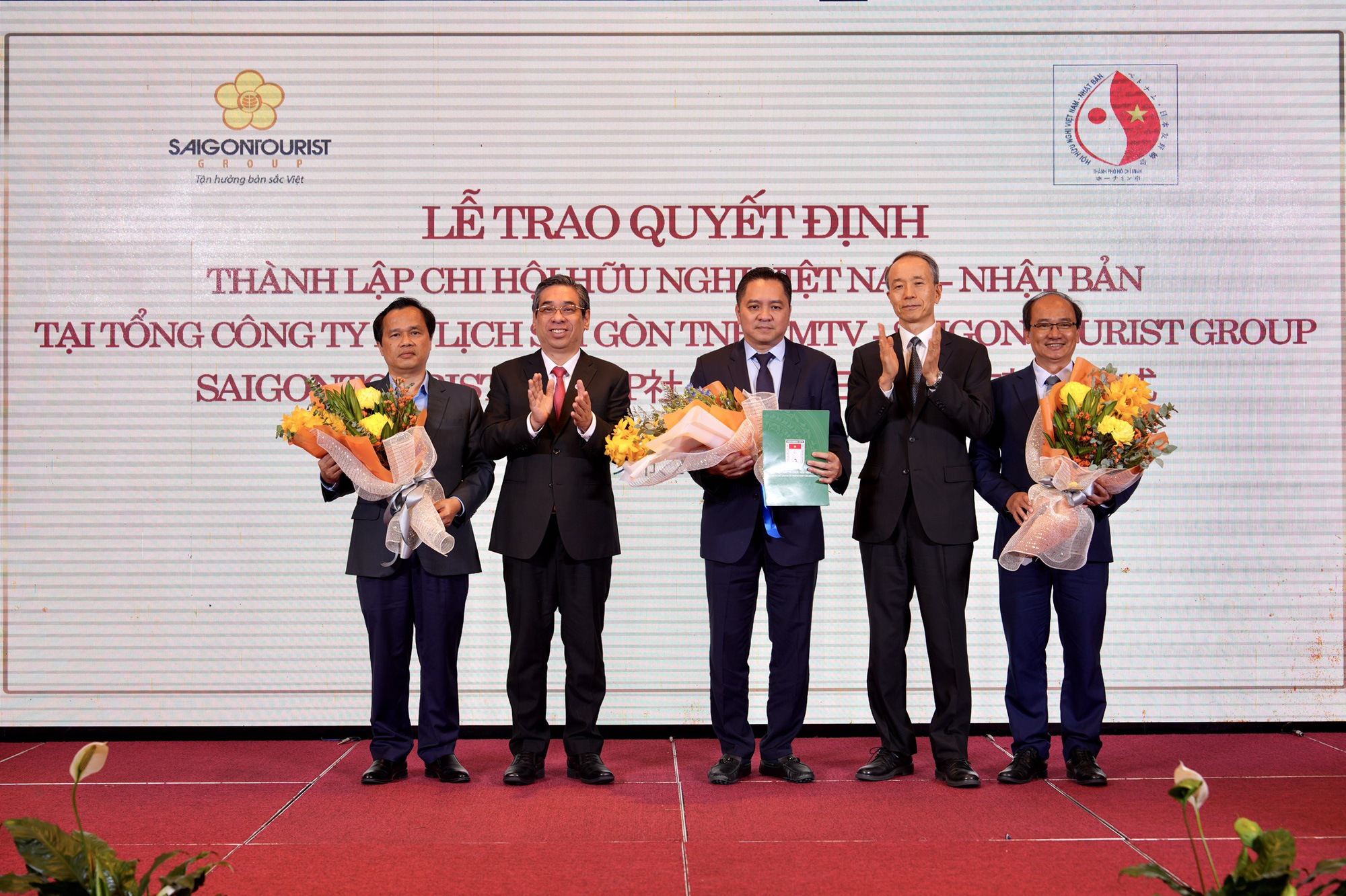 Thành lập Chi hội Hữu nghị Việt Nam - Nhật Bản tại Saigontourist Group- Ảnh 1. Phó bí thư Thành ủy TP.HCM Nguyễn Phước Lộc và Tổng lãnh sự Nhật Bản tại TP.HCM - Ảnh: HỮU HẠNH