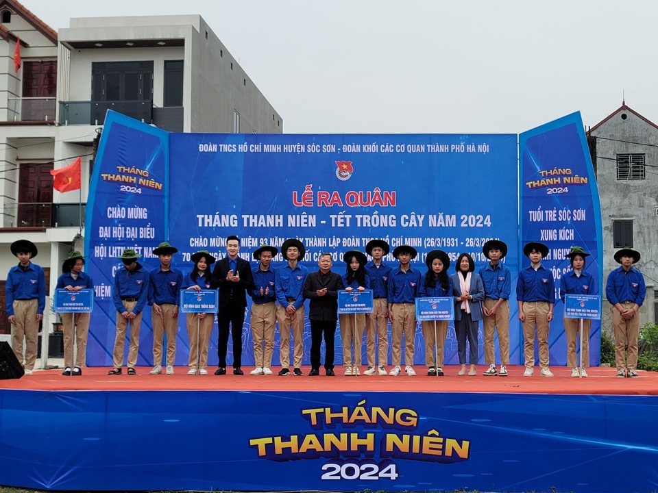 Huyện đo&agrave;n S&oacute;c Sơn ra mắt c&aacute;c đội h&igrave;nh thanh ni&ecirc;n t&igrave;nh nguyện.