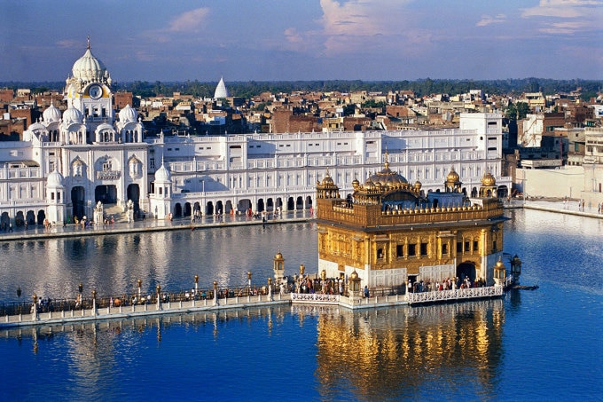 Thành phố Amritsar nhìn từ trên cao với Đền Vàng nổi bật nằm trên mặt nước. Ảnh: