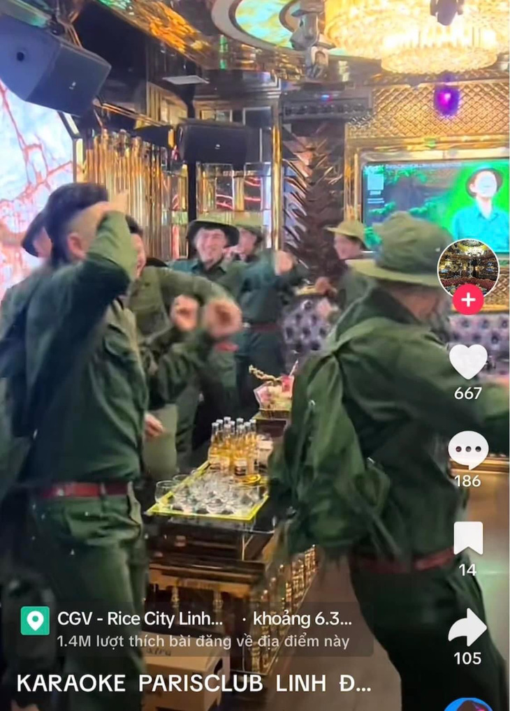 Thanh tra Sở Văn hóa - Thể thao vào cuộc vụ mặc đồ thanh niên xung phong nhảy múa trong quán karaoke- Ảnh 2. Những người mặc áo thanh niên xung phong hát hò trong quán karaoke - Ảnh: Chụp màn hình