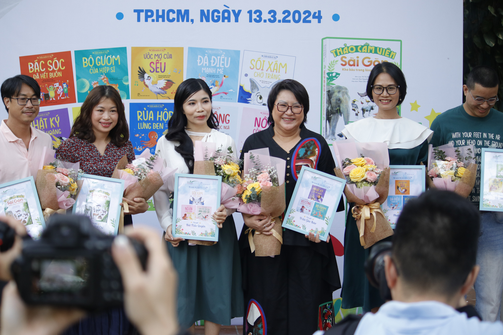 Thảo cầm viên là ký ức đẹp với người Sài Gòn- Ảnh 1. Các tác giả của sách Thảo cầm viên Sài Gòn - Kho báu trong lòng thành phố và bộ sách Thiên nhiên kỳ thú là nhà báo, nhà văn có nhiều năm viết sách cho thiếu nhi và người lớn - Ảnh: HỒ LAM