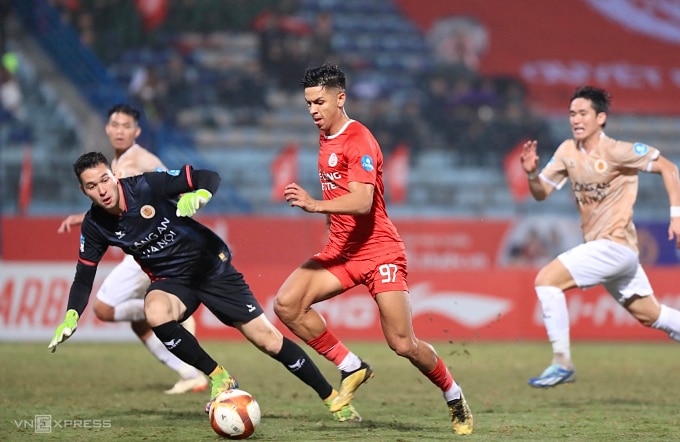Pedro Henrique (áo đỏ) ghi bàn giúp Thể Công thắng Công an Hà Nội 1-0 ở vòng 1/8 Cup quốc gia 2023-2024. Ảnh: Minh Minh