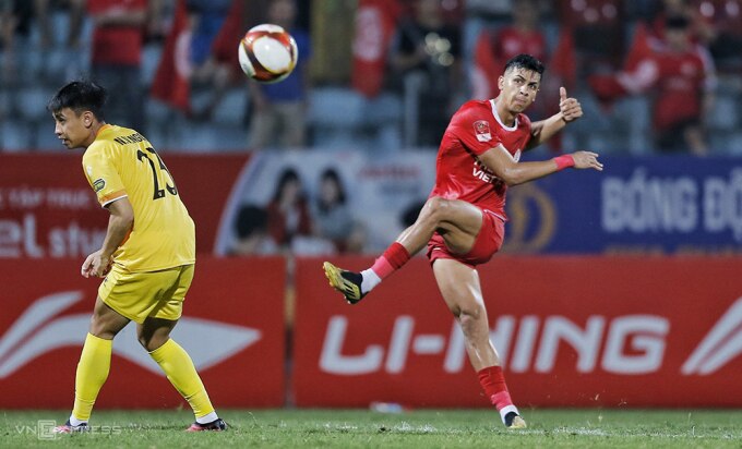 Pedro Henrique ghi siêu phẩm nhưng sau đó đá hỏng một quả 11m, khi Thể Công thắng Quảng Nam 3-2 tại vòng 14 V-League. Ảnh: Lâm Thoả