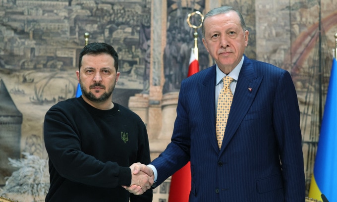 Tổng thống Zelensky (trái) và người đồng cấp Erdogan sau cuộc hội đàm ở Istanbul hôm 8/3. Ảnh: AFP
