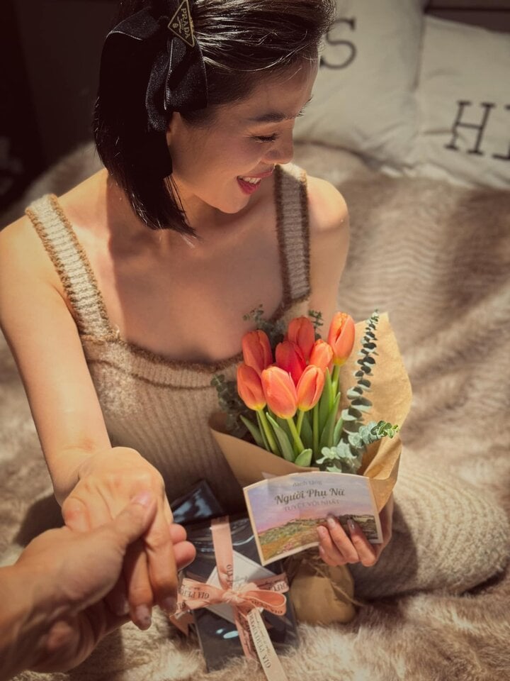 Lệ Quyên cười hạnh phúc với món quà được bạn trai Lâm Bảo Châu dành tặng nhân ngày 8/3. Nữ ca sĩ còn hé lộ khoảnh khắc nắm tay người yêu đầy ngọt ngào.