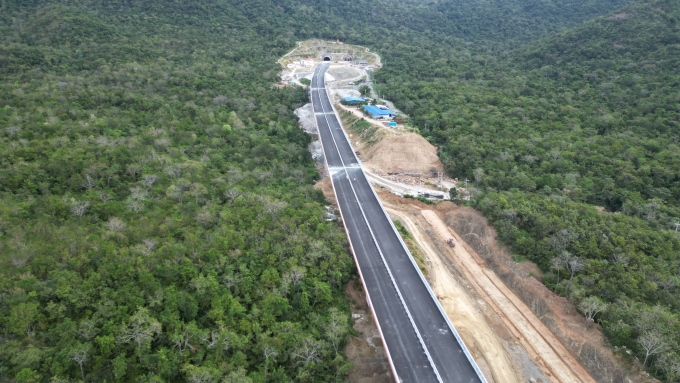 Cao tốc Cam Lâm - Vĩnh Hảo đoạn vào cửa nam hầm chui Núi Vung tại tỉnh Bình Thuận, tháng 12/2023. Ảnh: Việt Quốc