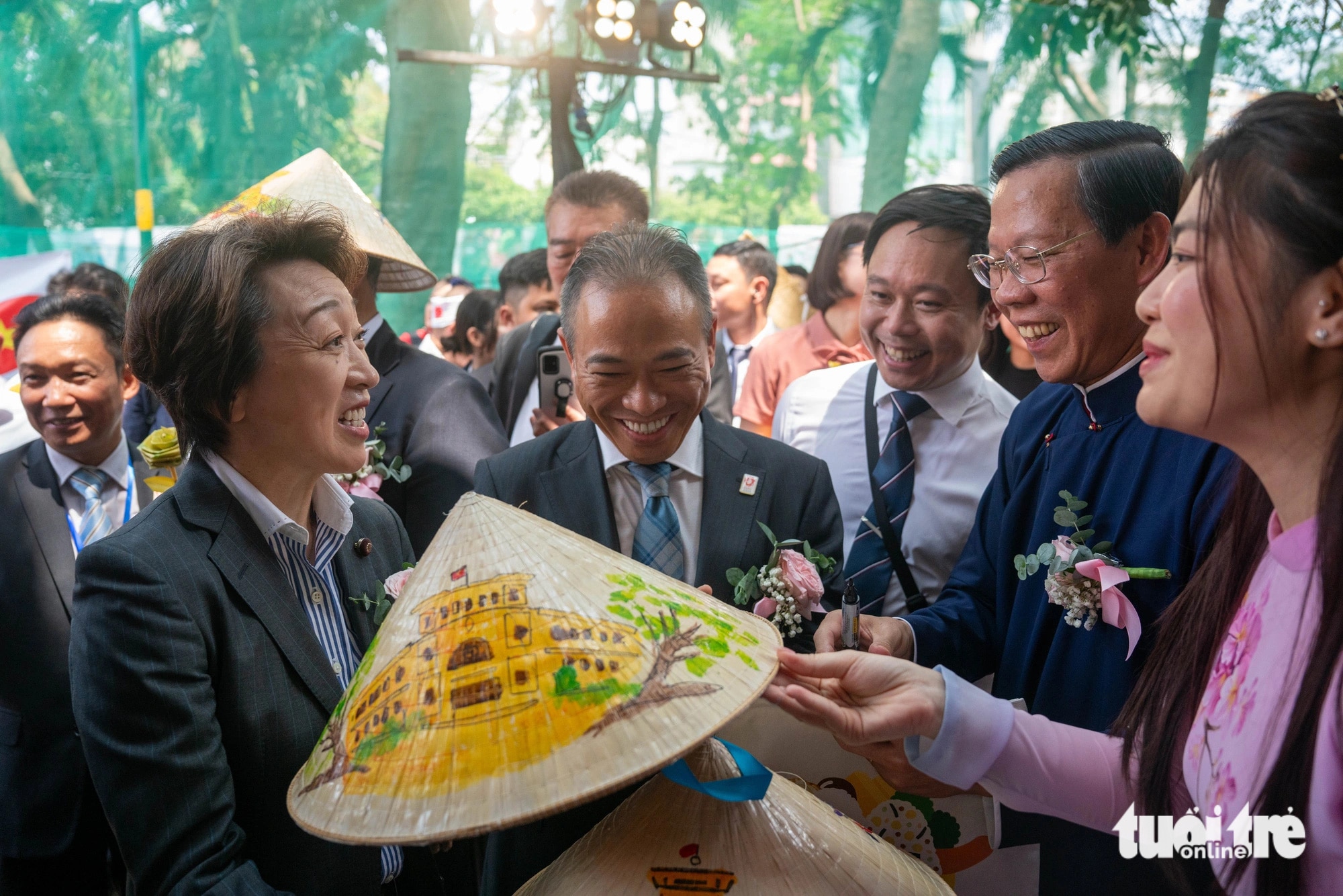 Chủ tịch UBND TP.HCM Phan Văn Mãi tặng nón lá có chữ ký của mình cho bà Hashimoto Seiko, trưởng ban tổ chức Lễ hội Việt - Nhật năm 2024 bên phía Nhật Bản
