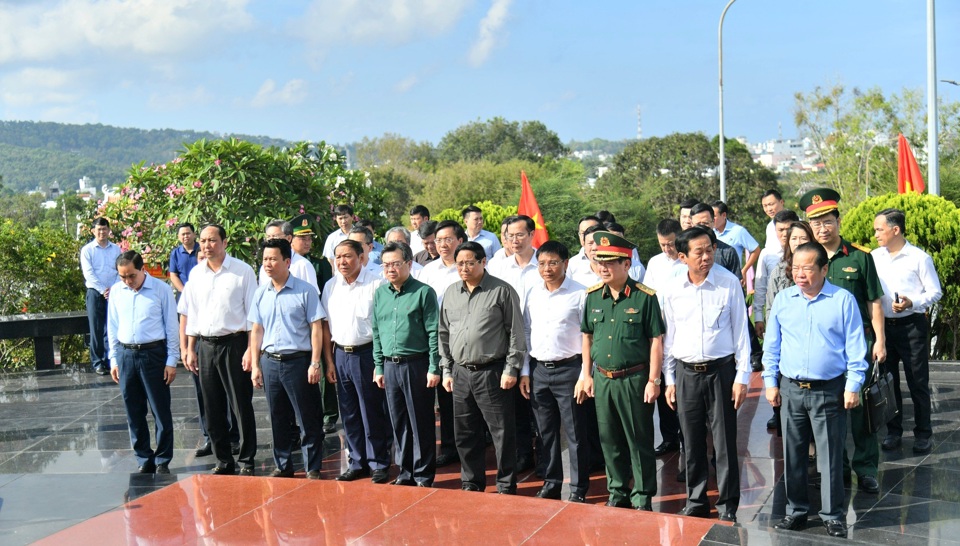 Thủ tướng Chính phủ Phạm Minh Chính cùng lãnh đạo bộ, ban, ngành và địa phương thắp hương tại Nghĩa trang liệt sĩ Phú Quốc. (Ảnh Phương Vũ)