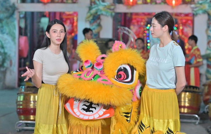 Hoa hậu Thùy Tiên và Lương Thùy Linh trải nghiệm công việc múa lân, múa rồng - Ảnh: BTC Hoa hậu Thùy Tiên và Lương Thùy Linh trải nghiệm công việc múa lân, múa rồng - Ảnh: BTC