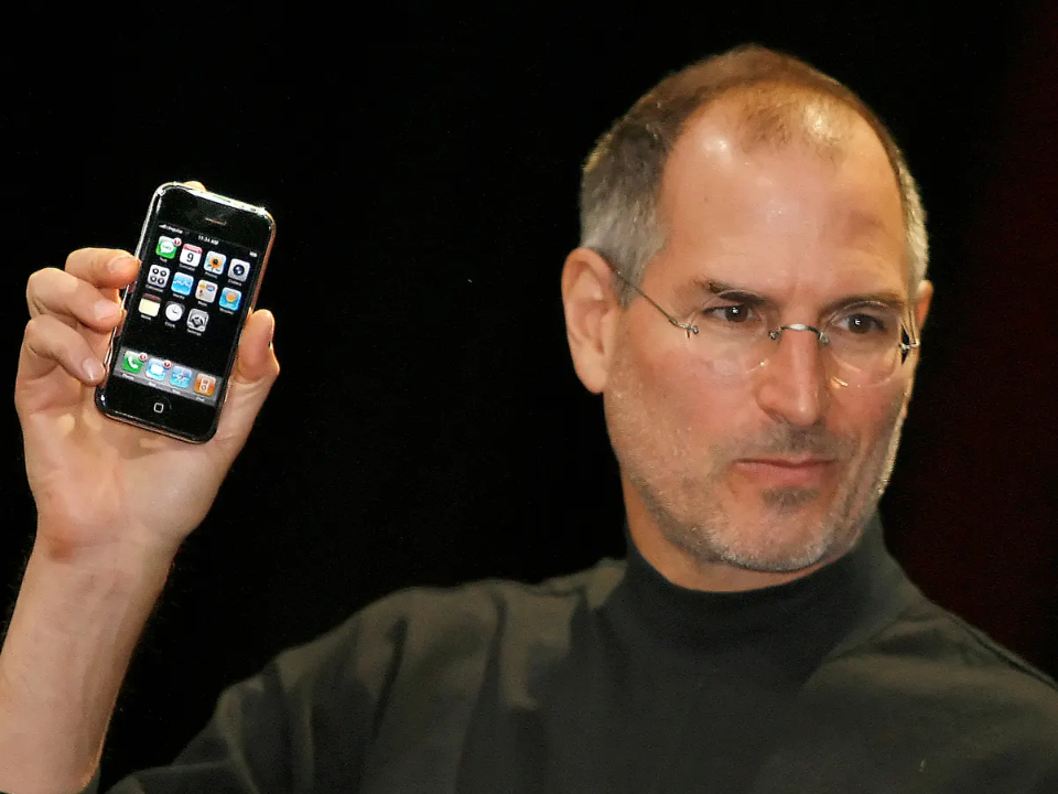 Tỉ phú Bill Gates 'ghen tị' với Steve Jobs điều gì?- Ảnh 1. Tỉ phú Bill Gates 'ghen tị' với Steve Jobs điều gì?- Ảnh 1.