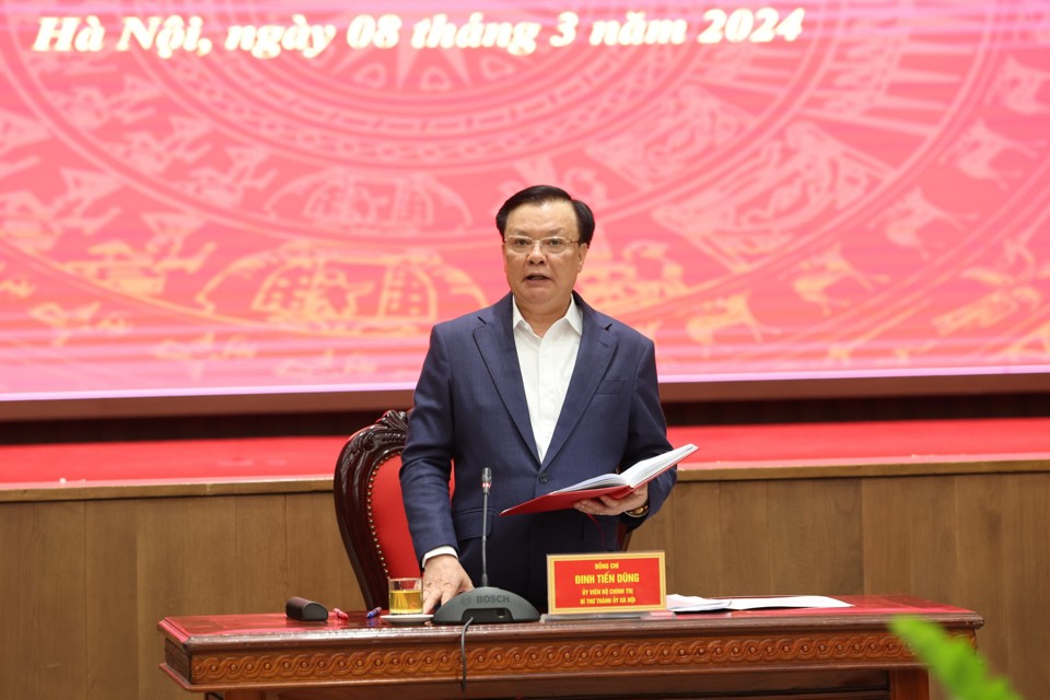 Bí thư Thành uỷ Đinh Tiến Dũng phát biểu tại phiên họp.