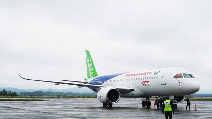 Tin tức sáng 1-3: Máy bay COMAC Trung Quốc sắp trình diễn ở Tân Sơn Nhất- Ảnh 1. Máy bay C919 do Trung Quốc sản xuất đã được giới thiệu ở sân bay Vân Đồn, Quảng Ninh