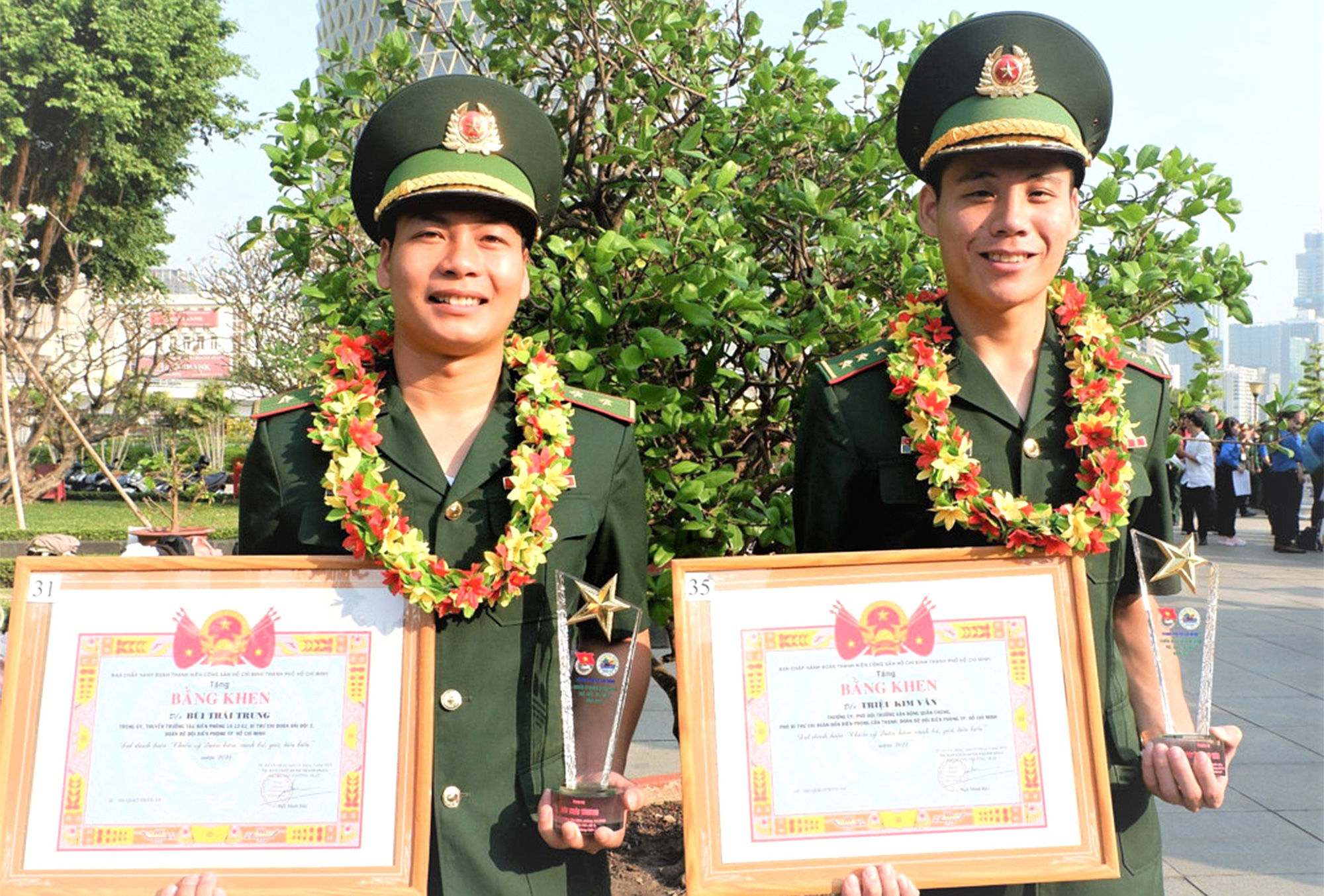 Thuyền trưởng Bùi Thái Trung (trái) cùng thượng úy Triệu Kim Văn được tuyên dương “Chiến sĩ quân hàm xanh trẻ, giỏi, tiêu biểu” 2024 của TP.HCM - Ảnh: K.ANH Thuyền trưởng Bùi Thái Trung (trái) cùng thượng úy Triệu Kim Văn được tuyên dương “Chiến sĩ quân hàm xanh trẻ, giỏi, tiêu biểu” 2024 của TP.HCM - Ảnh: K.ANH