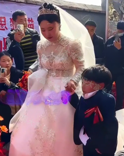 Mặc kệ ngoại hình 'xấu xí' của chú rể, cô dâu khẳng định: 'Tôi yêu anh ấy từ cái nhìn đầu tiên' - Ảnh 1. Mặc kệ ngoại hình 'xấu xí' của chú rể, cô dâu khẳng định: 'Tôi yêu anh ấy từ cái nhìn đầu tiên' - Ảnh 1.