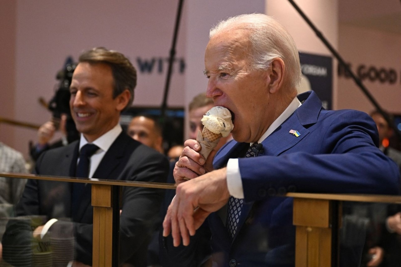 Ảnh thế giới 7 ngày qua: Tổng thống Mỹ Joe Biden ăn kem ốc quế và cảnh chờ nhận lương thực ở Gaza- Ảnh 1.