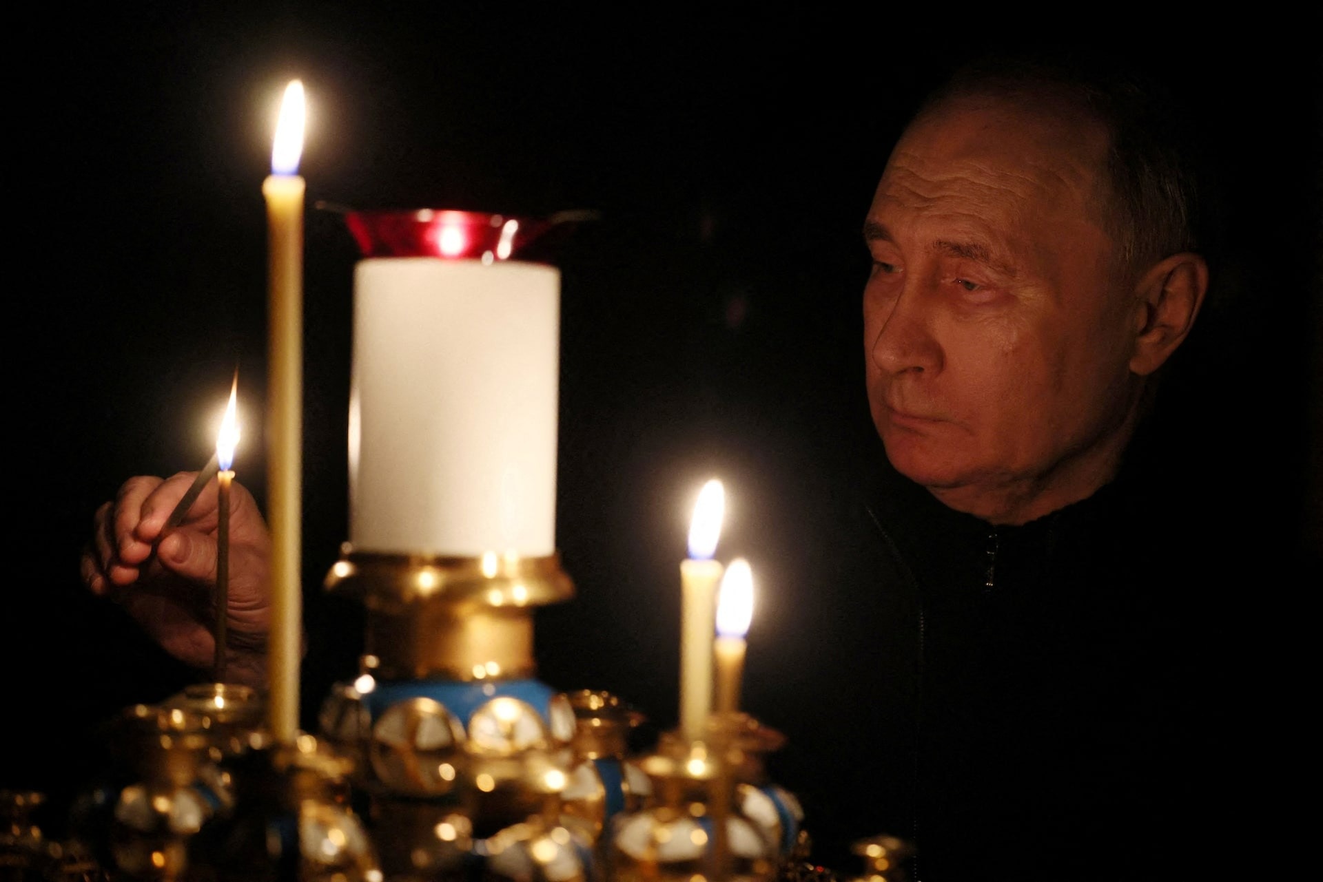Ảnh thế giới 7 ngày qua: Tổng thống Putin thắp nến tưởng nhớ nạn nhân thiệt mạng sau vụ khủng bố- Ảnh 1.