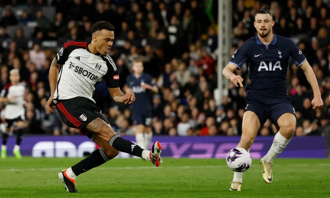 Tiền đạo Rodrigo Muniz (trái) mở tỷ số cho Fulham trước Tottenham. Ảnh: Reuters