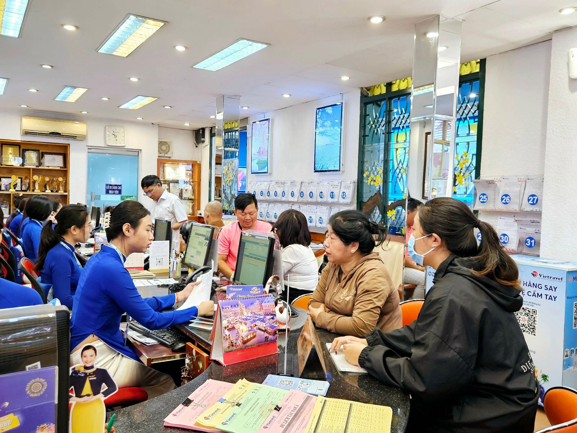 Tour Tết bắt đầu nhộn nhịp - Ảnh 1. Tour Tết bắt đầu nhộn nhịp - Ảnh 1.