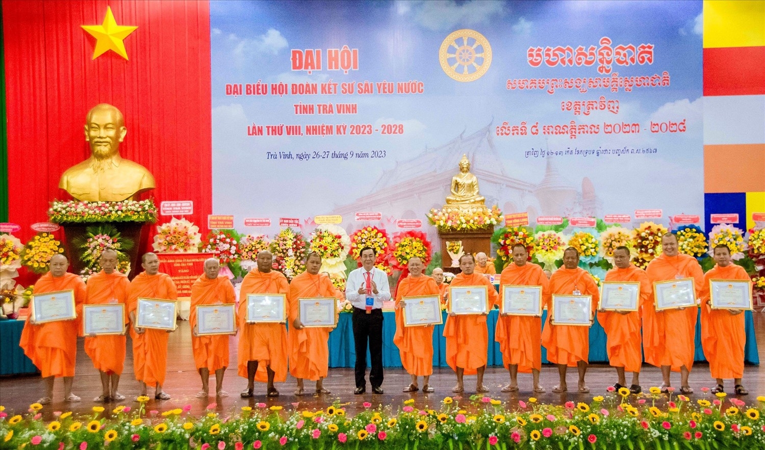 Ông Lê Thanh Bình trao bằng khen của Chủ tịch UBND tỉnh Trà Vinh cho các vị sư sãi tiêu biểu Ông Lê Thanh Bình trao bằng khen của Chủ tịch UBND tỉnh Trà Vinh cho các vị sư sãi tiêu biểu