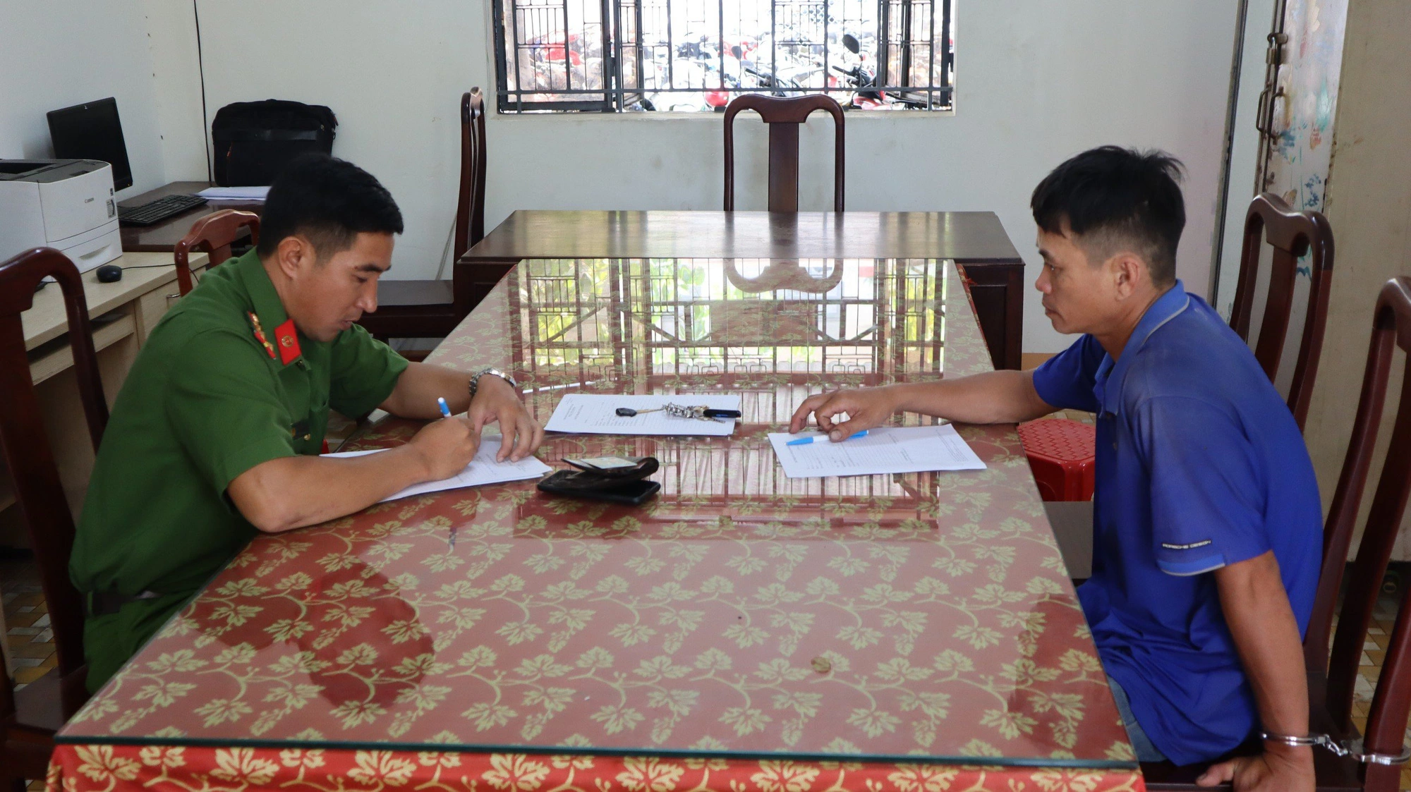 Trẻ bị bạo hành: Không thể bỏ qua việc điều trị vết thương tâm lý- Ảnh 1. Công an TP Đồng Xoài lấy lời khai đối với Lê Đức Thắng - cha dượng bạo hành con riêng của vợ cũ - Ảnh: AN BÌNH