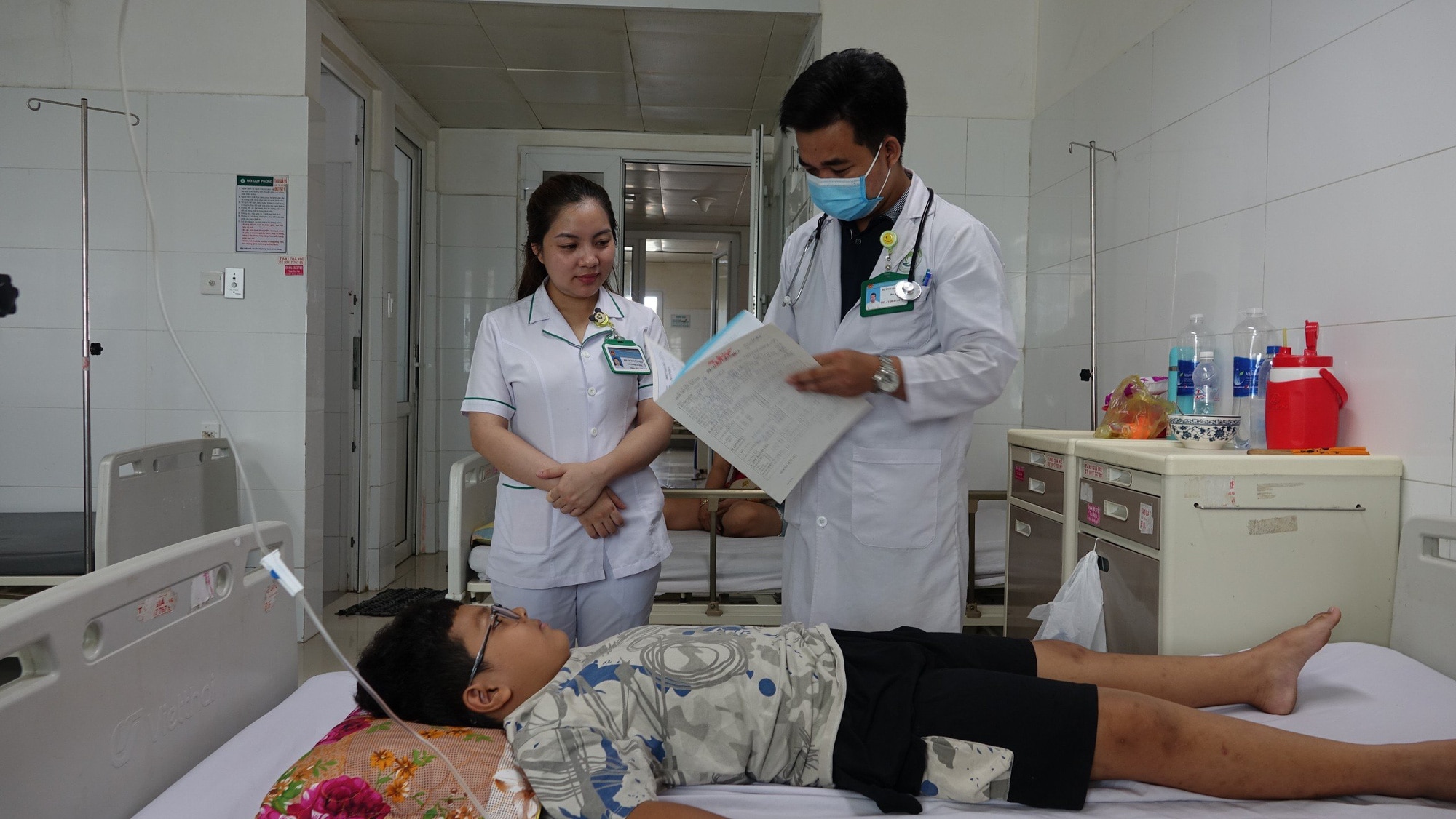 Bệnh nhi bị các bệnh liên quan đến nắng nóng đang điều trị tại Bệnh viện Sản - Nhi Kiên Giang - Ảnh: C.CÔNG
