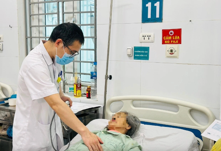 Bác sĩ Bệnh viện Đa khoa Hà Đông thăm khám cho bệnh nhân - Ảnh: BVCC Bác sĩ Bệnh viện Đa khoa Hà Đông thăm khám cho bệnh nhân - Ảnh: BVCC