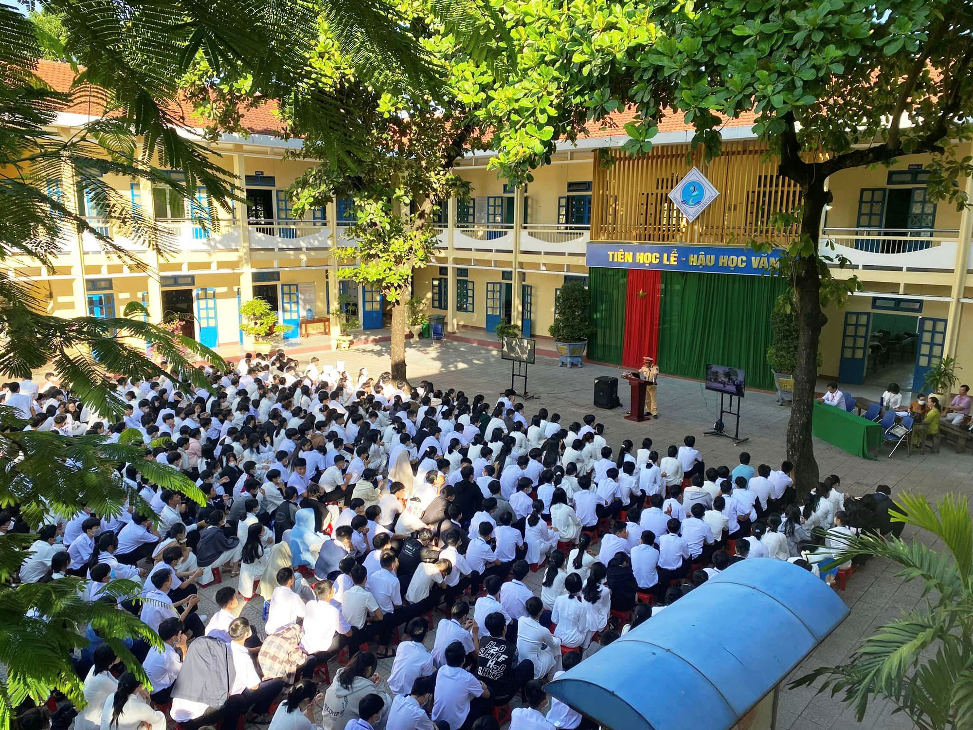 Trường bắt học sinh đi cạo rêu quanh trường nếu không tham gia hội trại?- Ảnh 1. Trường THPT Đặng Trần Côn (TP Huế)