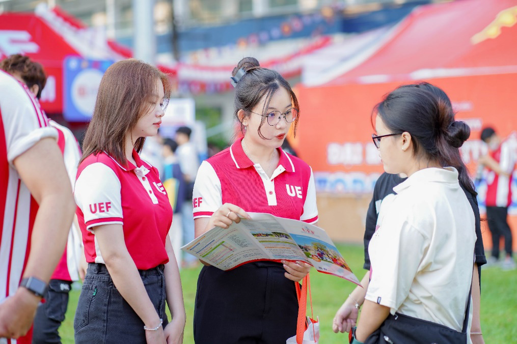 Trường đại học nhận hàng trăm hồ sơ xét học bạ ngay tại ngày hội tuyển sinh- Ảnh 1. Trường đại học nhận hàng trăm hồ sơ xét học bạ ngay tại ngày hội tuyển sinh- Ảnh 1.