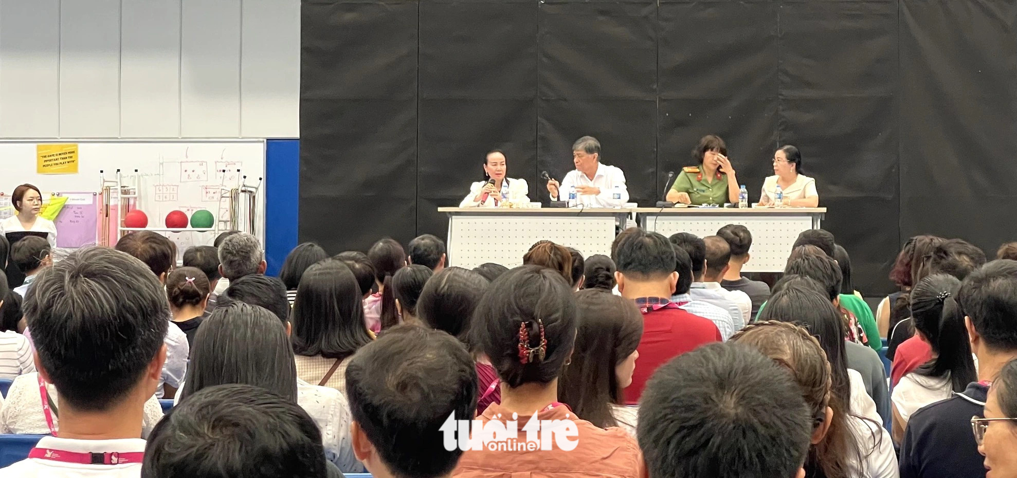 Trường quốc tế Mỹ thu chi ra sao để nợ nần, phụ huynh đóng thêm 125 tỉ đồng rồi có đóng nữa không?- Ảnh 1. Bà Nguyễn Thị Út Em - chủ tịch hội đồng trường Trường quốc tế AISVN - xin lỗi phụ huynh và trình bày phương án kêu gọi đóng góp trong cuộc họp chiều 30-3 - Ảnh: ĐÀO THU