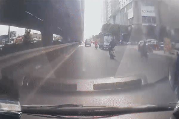 Truy tìm tài xế ô tô tải chèn ngã xe máy trên phố Hà Nội rồi bỏ chạy