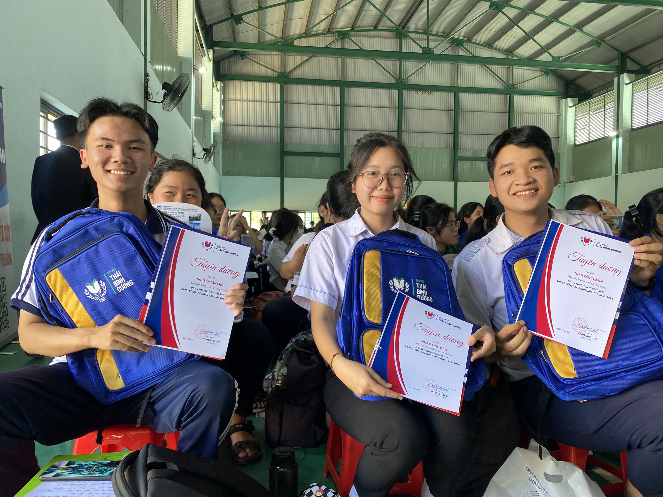 Tự hào vì nhận được quà từ chương trình Tư vấn mùa thi của Báo Thanh Niên- Ảnh 1. Tự hào vì nhận được quà từ chương trình Tư vấn mùa thi của Báo Thanh Niên- Ảnh 1.