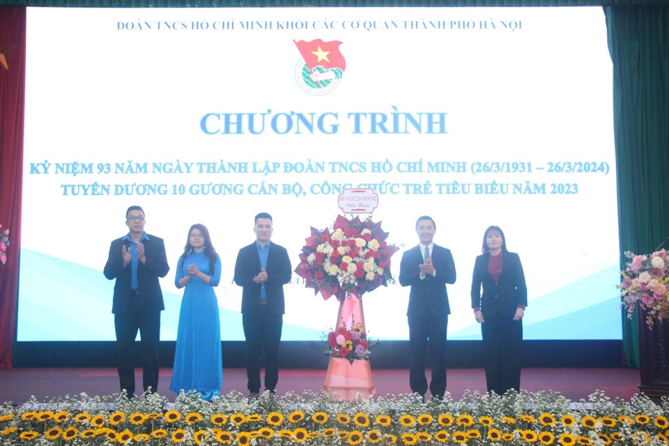 Hội nghị nhận lẵng hoa chúc mừng của Đảng ủy Khối các cơ quan TP Hà Nội.