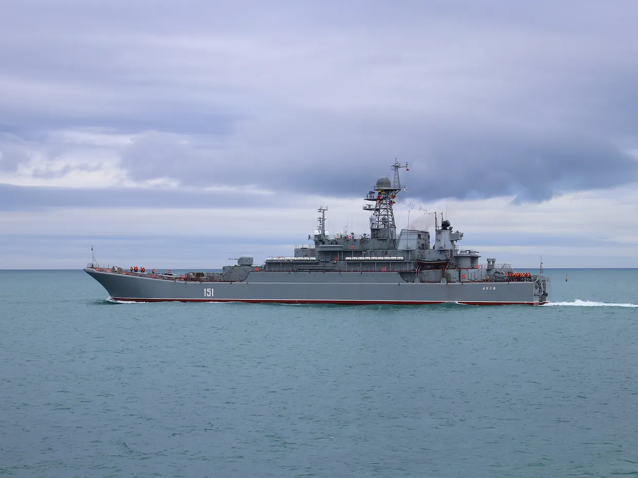 Ukraine tuyên bố đánh trúng 2 tàu đổ bộ lớn của Nga tại Crimea- Ảnh 1. Ukraine tuyên bố đánh trúng 2 tàu đổ bộ lớn của Nga tại Crimea- Ảnh 1.