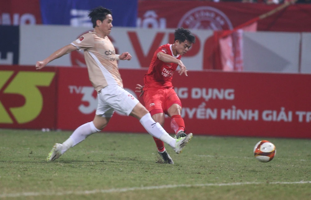 Các cầu thủ CAHN gặp nhiều khó khăn khi đối đầu với Viettel FC. ẢNH: MINH HOÀNG