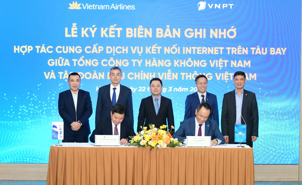 Le ky ket Bien ban ghi nho hop tac cung cap dich vu ket noi Internet trên tàu bay giữa Vietnam Airline và VNPT.jpg