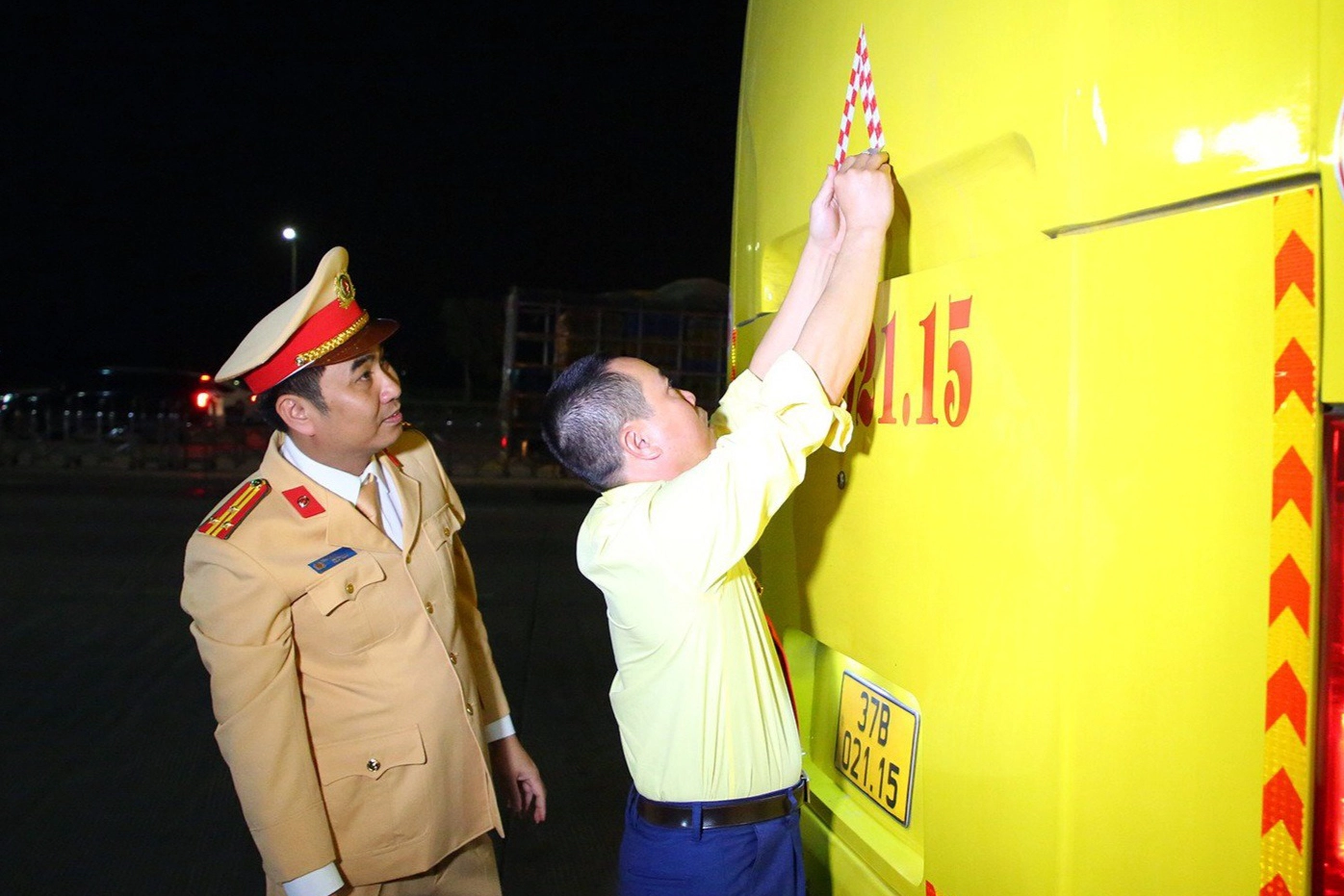 Vì sao CSGT dán phản quang cho hàng trăm phương tiện trên cao tốc?- Ảnh 1. Vì sao CSGT dán phản quang cho hàng trăm phương tiện trên cao tốc?- Ảnh 1.