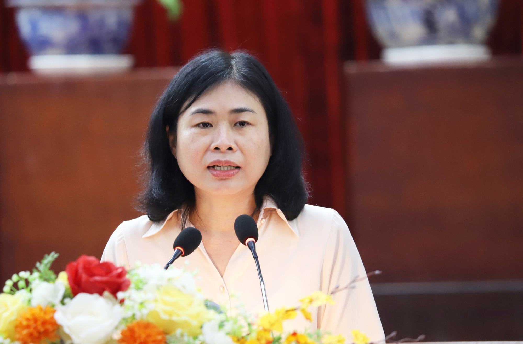Bà Nguyễn Ngọc Việt Nga báo cáo nguyên nhân khiến việc đấu thầu thuốc, vật tư y tế tại TP Cần Thơ kéo dài - Ảnh: CHÍ QUỐC 