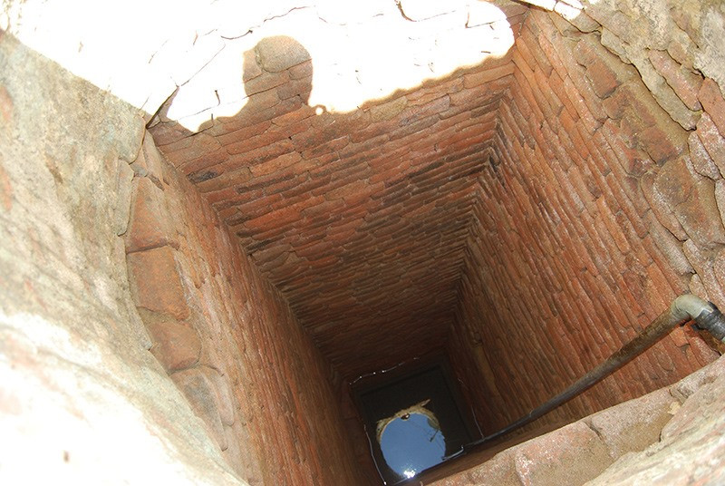 Antiguo pozo de Cham en Quang Nam, ¿por qué el agua es tan clara durante cientos de años que nunca se seca? - Foto 1.